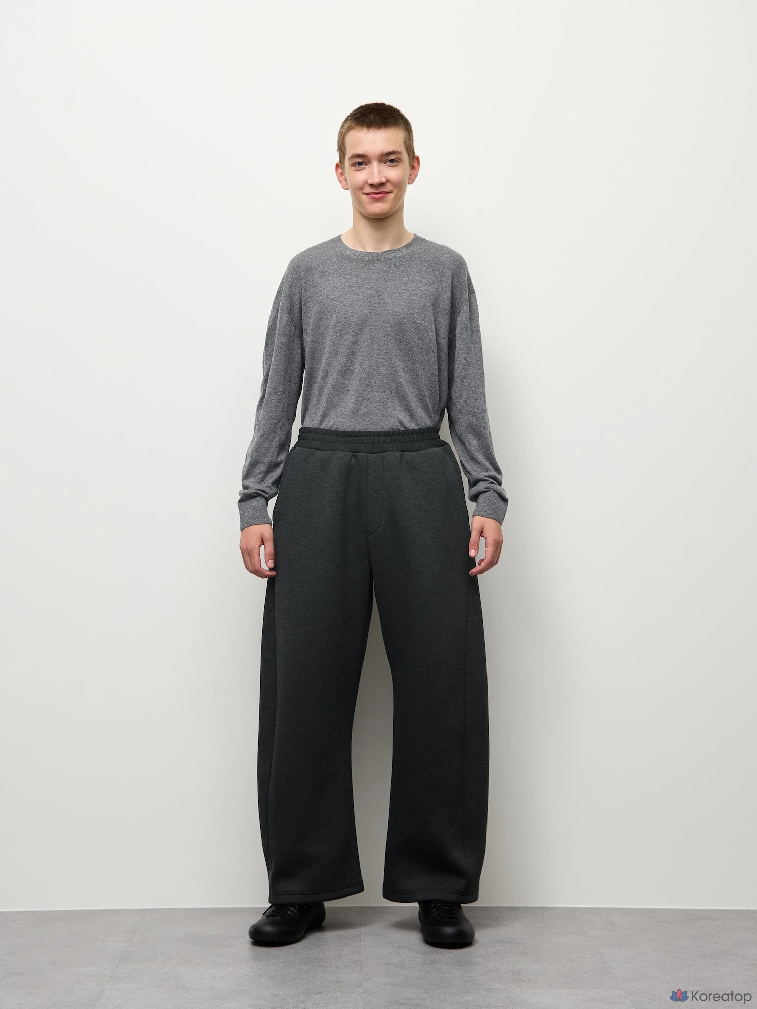 Брюки Uniqlo Smooth Sweat Barrel Leg Pants