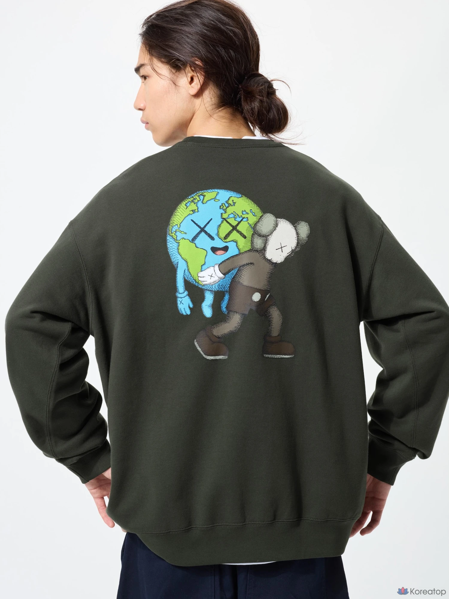 Свитшот Uniqlo KAWS UNIVERSE C