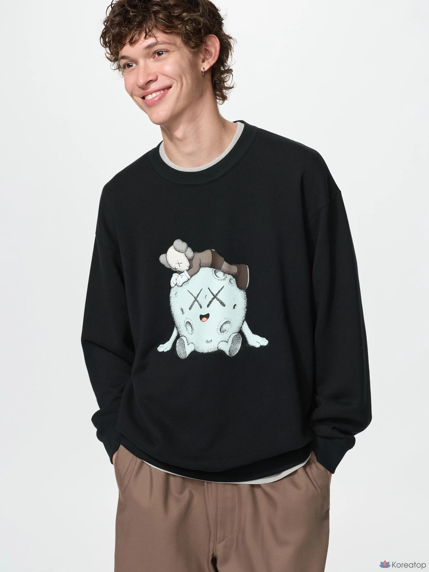 Свитшот Uniqlo KAWS Universe Sweatshirt A
