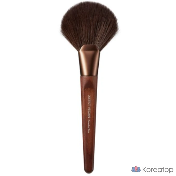 Кисть-веер для пудры Too cool for school Artist Vegan Powder Fan Brush, разные цвета, 1 шт.