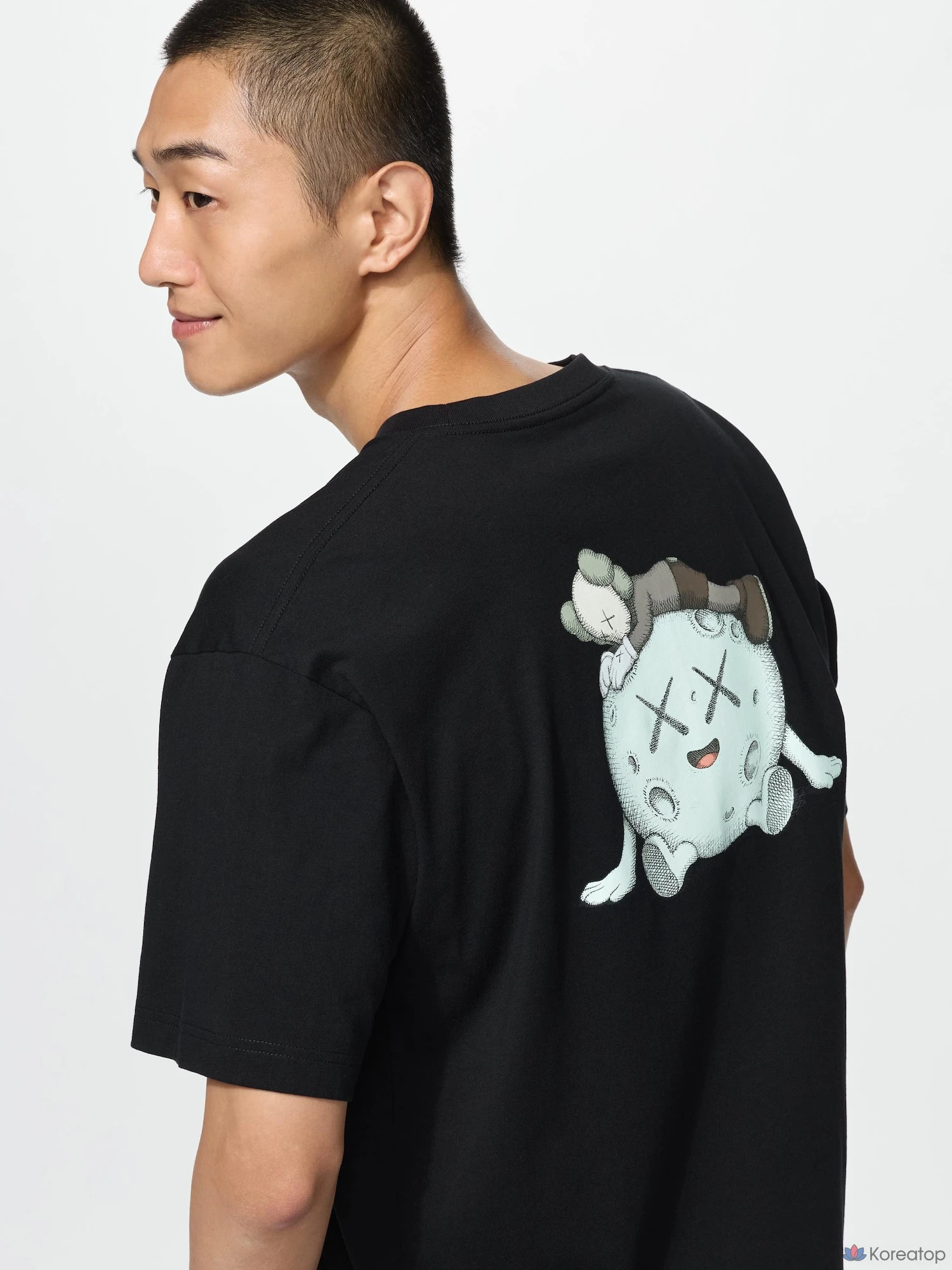 Футболка Uniqlo KAWS UNIVERSE UT Graphic T A