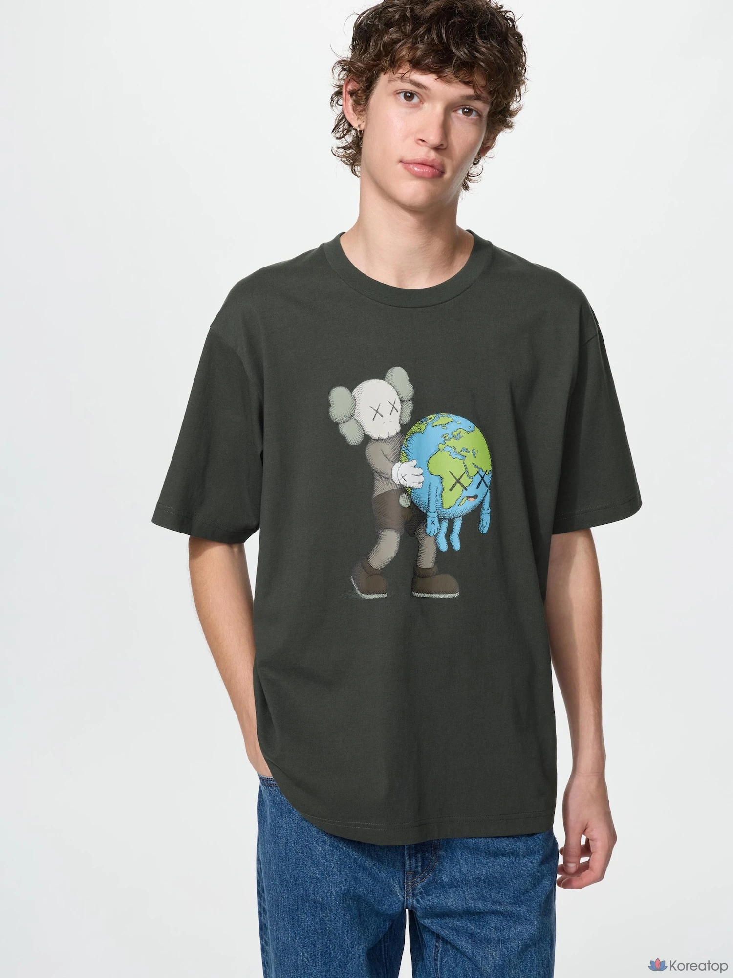 Футболка Uniqlo KAWS UNIVERSE UT Graphic T-Shirt