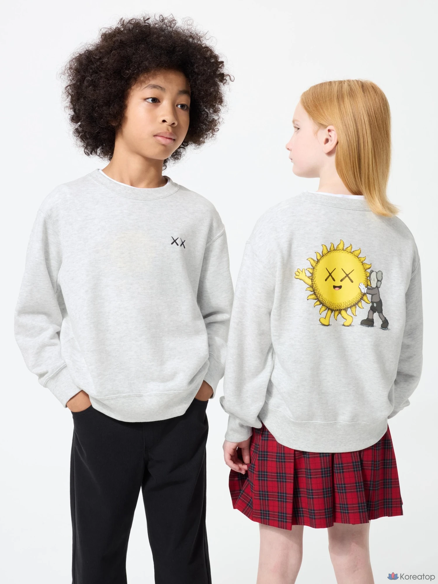 Свитшот детский Uniqlo KAWS UNIVERSE, черный