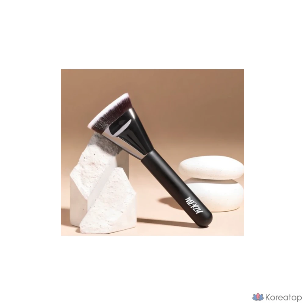 Кисть для тональной основы MERZY the Airy Fitting Foundation Brush, Black Series, 1 шт.