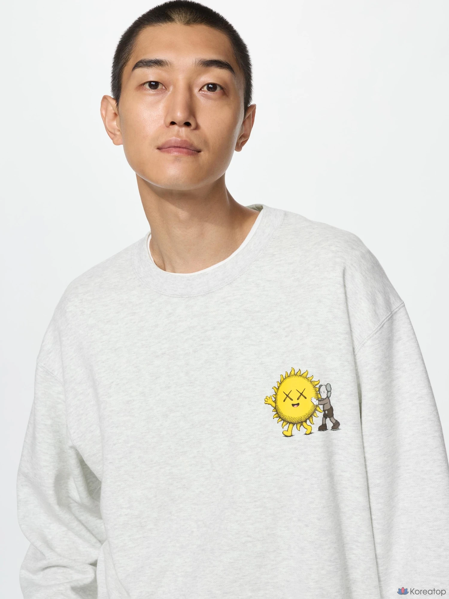 Свитшот Uniqlo KAWS UNIVERSE Sweatshirt B