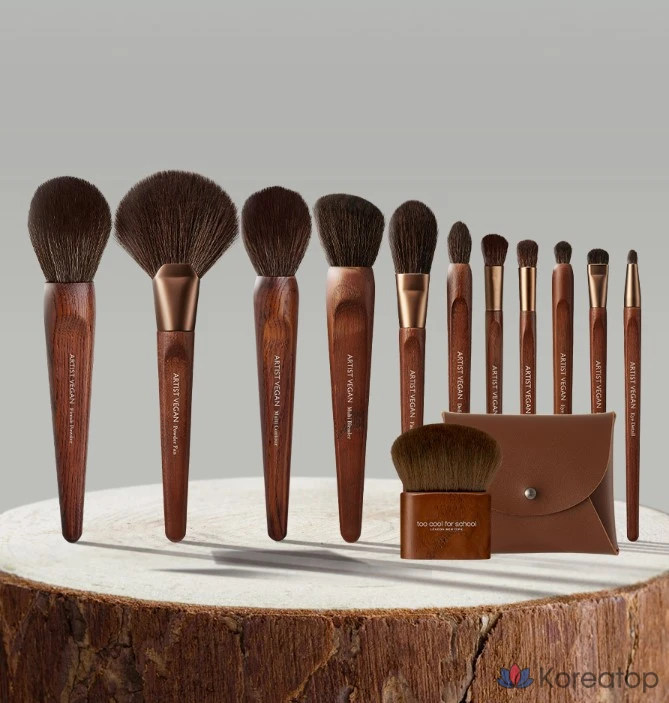 Кисть-веер для пудры Too Cool For School Artist Vegan Powder Fan Brush, разные цвета, 1 шт.