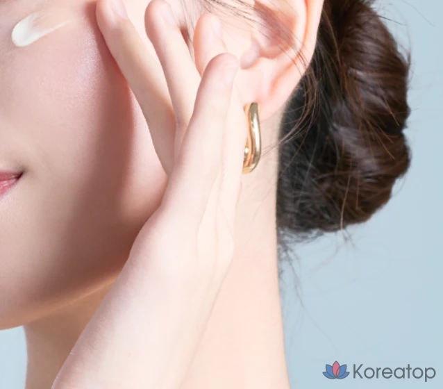 Набор из 2 флаконов: солнцезащитный крем D'alba Waterful Essence SPF50+ PA++++ 50 мл и балансирующий веганский гель для умывания 3 мл (1 шт.)