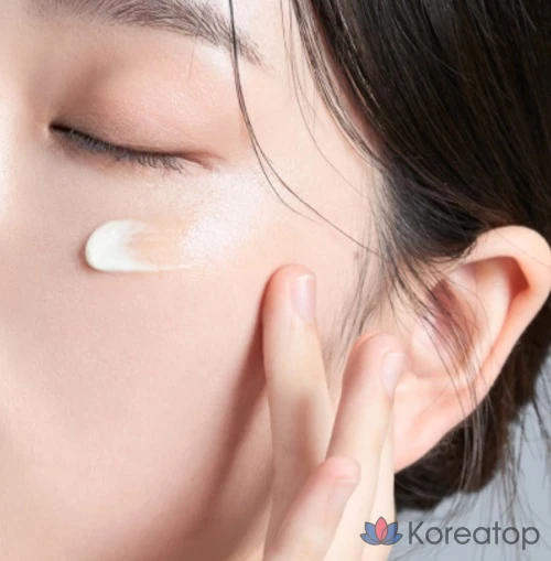 Увлажняющая эссенция-солнцезащитный крем D'alba Super Moisture Essence SPF50+ PA++++, 1 шт.