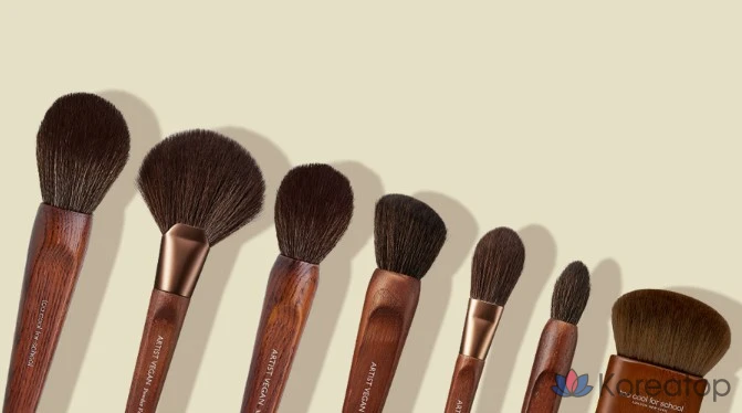 Кисть-веер для пудры Too Cool For School Artist Vegan Powder Fan Brush, разные цвета, 1 шт.