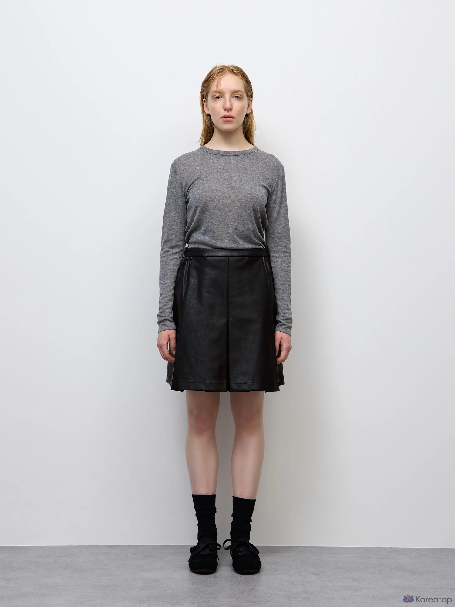 Юбка Uniqlo Box Pleated Skirt Faux Leather