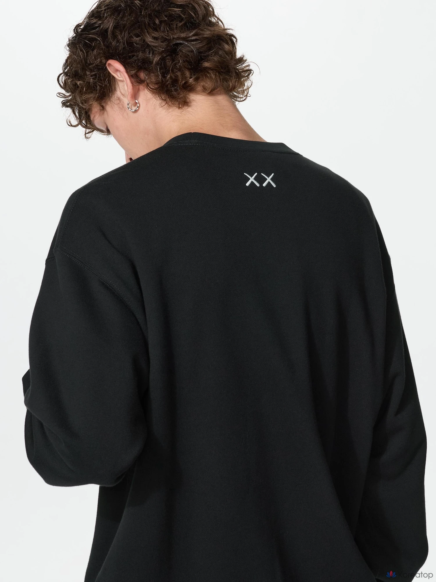Свитшот Uniqlo KAWS Universe Sweatshirt A