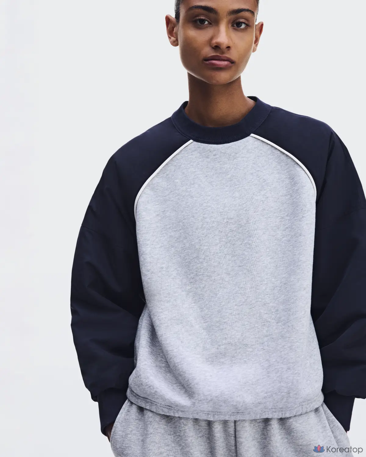 Свитшот ON Oversized Crewneck