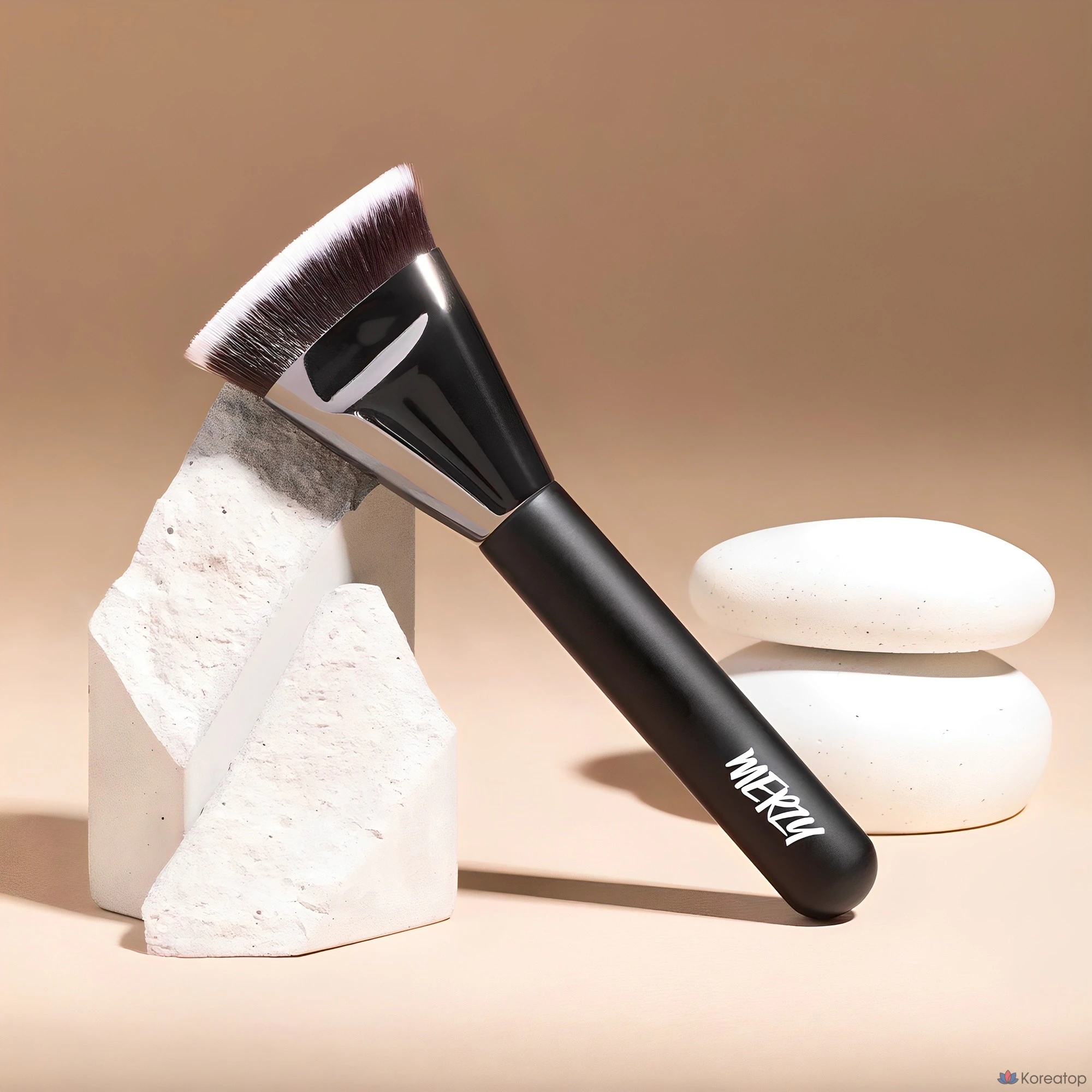 Кисть для тональной основы MERZY the Airy Fitting Foundation Brush, черная, 1 шт.