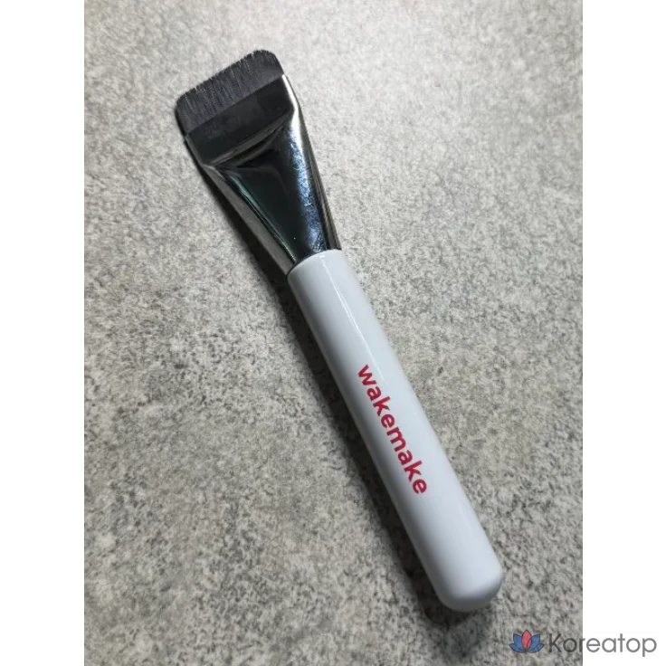 Широкая кисть для тональной основы WAKEMAKE, сужающая поры, белая, 1 шт.