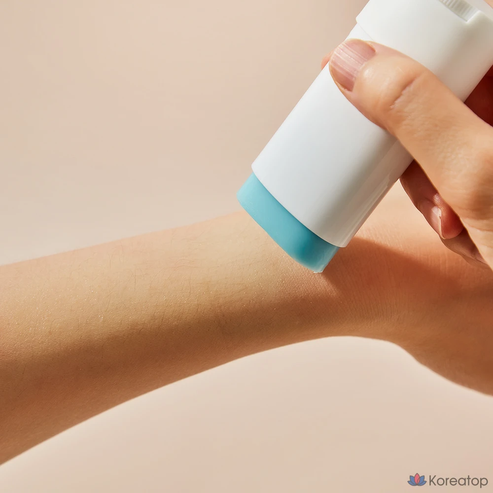 Солнцезащитный стик Skin1004 с гиалуроновой кислотой Silky Fit SPF50+ PA++++, 20 г, 1 шт.