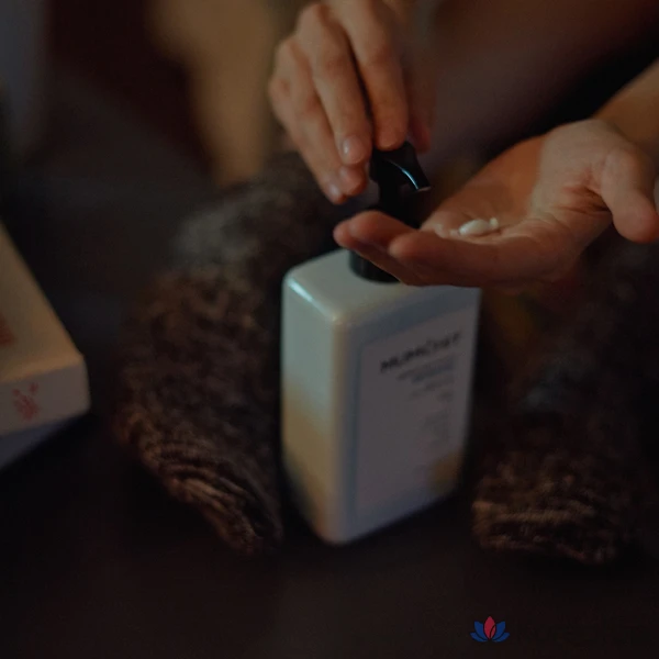 Лосьон для тела Stop MUMCHIT, бледно-зеленый, с травяным ароматом, 400 мл, 1 шт.