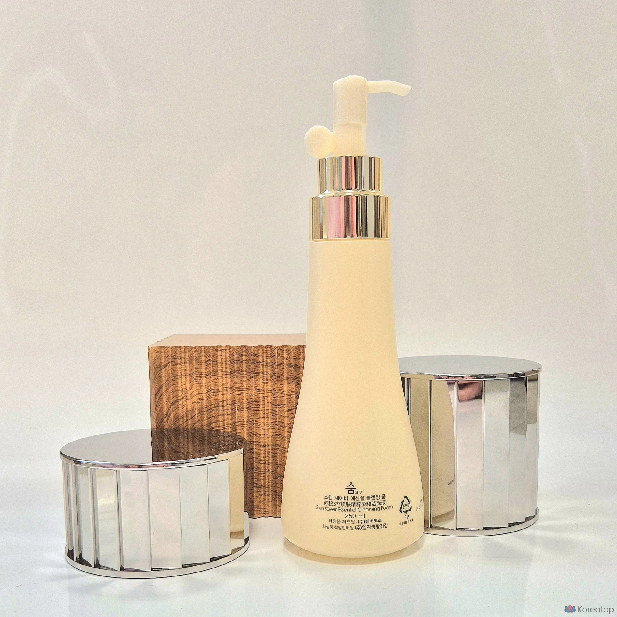 Очищающая пенка для лица Ohui Sum37 Skin Saver Essential, 250 мл, 1 шт.