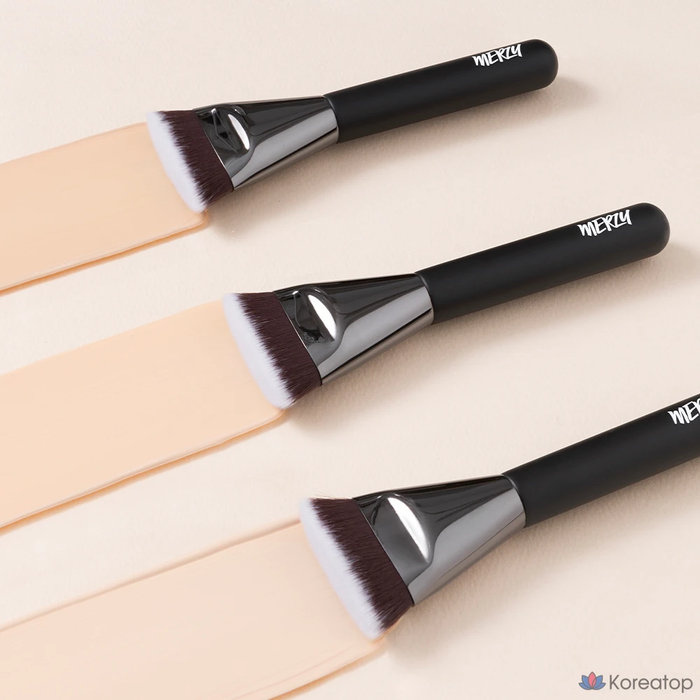 Кисть для тональной основы MERZY the Airy Fitting Foundation Brush, черная, 1 шт.