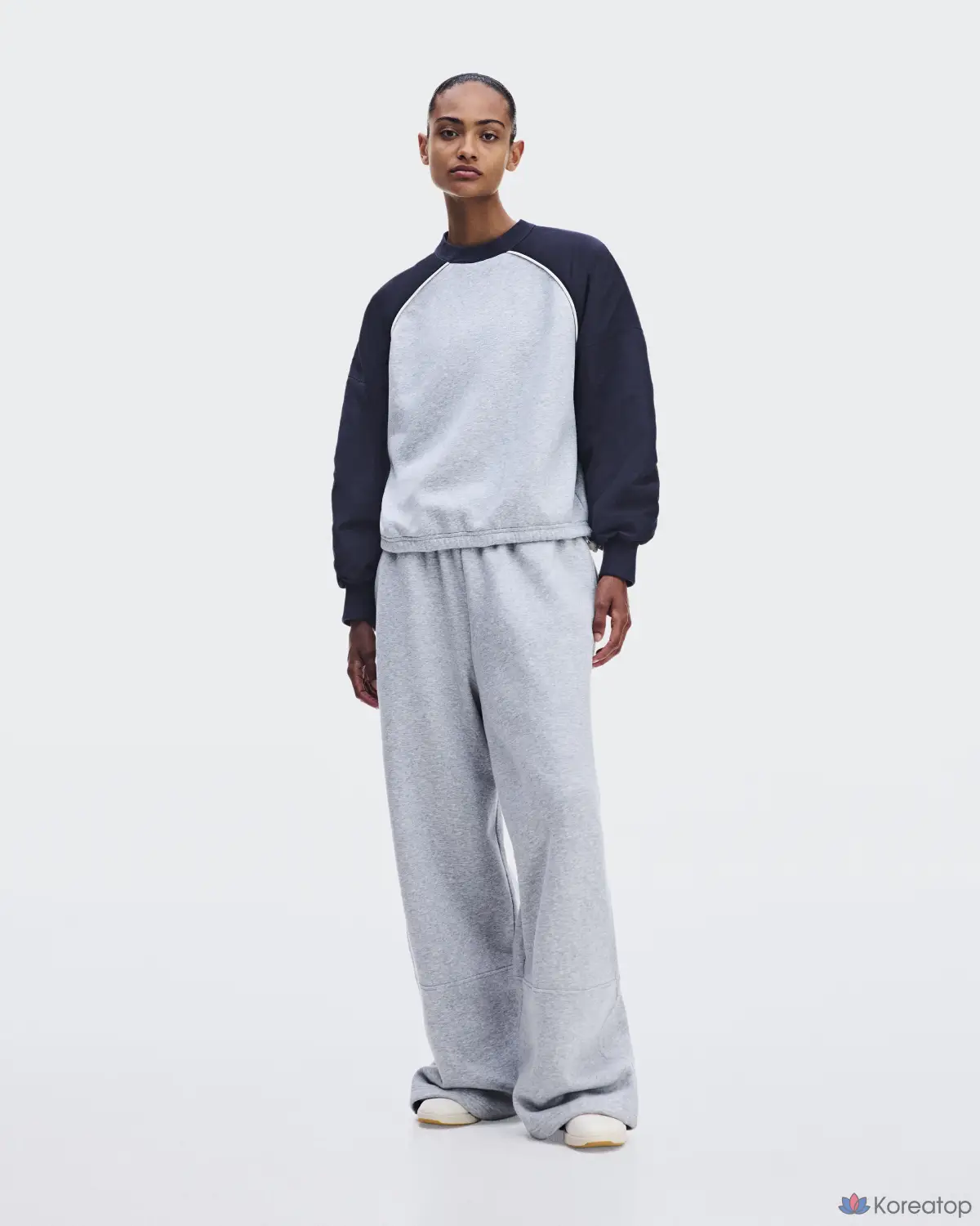 Свитшот ON Oversized Crewneck