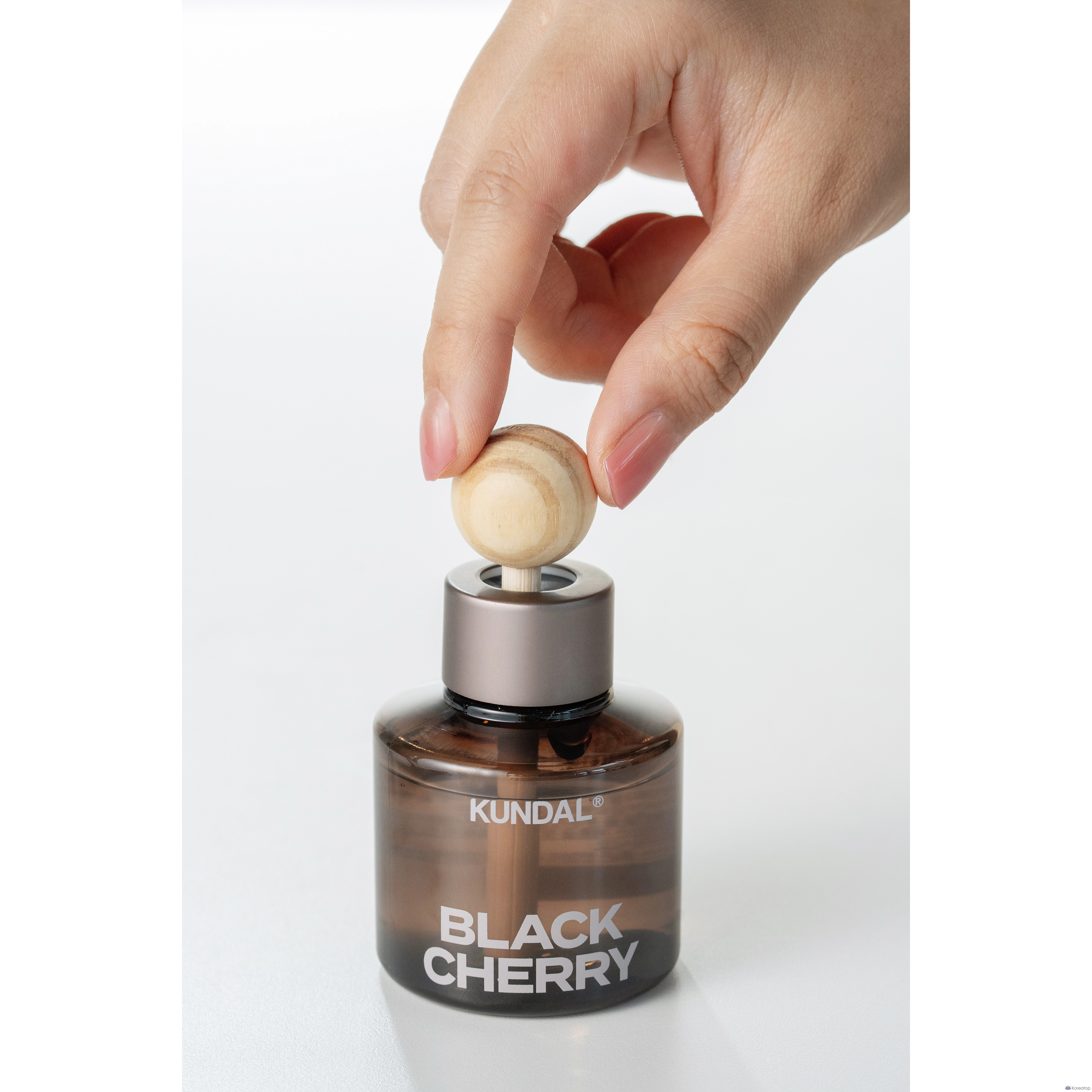 Автомобильный освежитель воздуха Kundal Perfume 75 мл (2 шт.), 2 деревянные палочки-шарика, аромат «Черная вишня», 1 комплект., фото 8