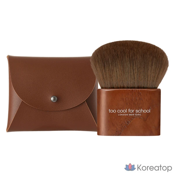Набор Too cool for school Artist Vegan Pocket Powder Brush + Pouch Set, 1 шт., разные цвета.