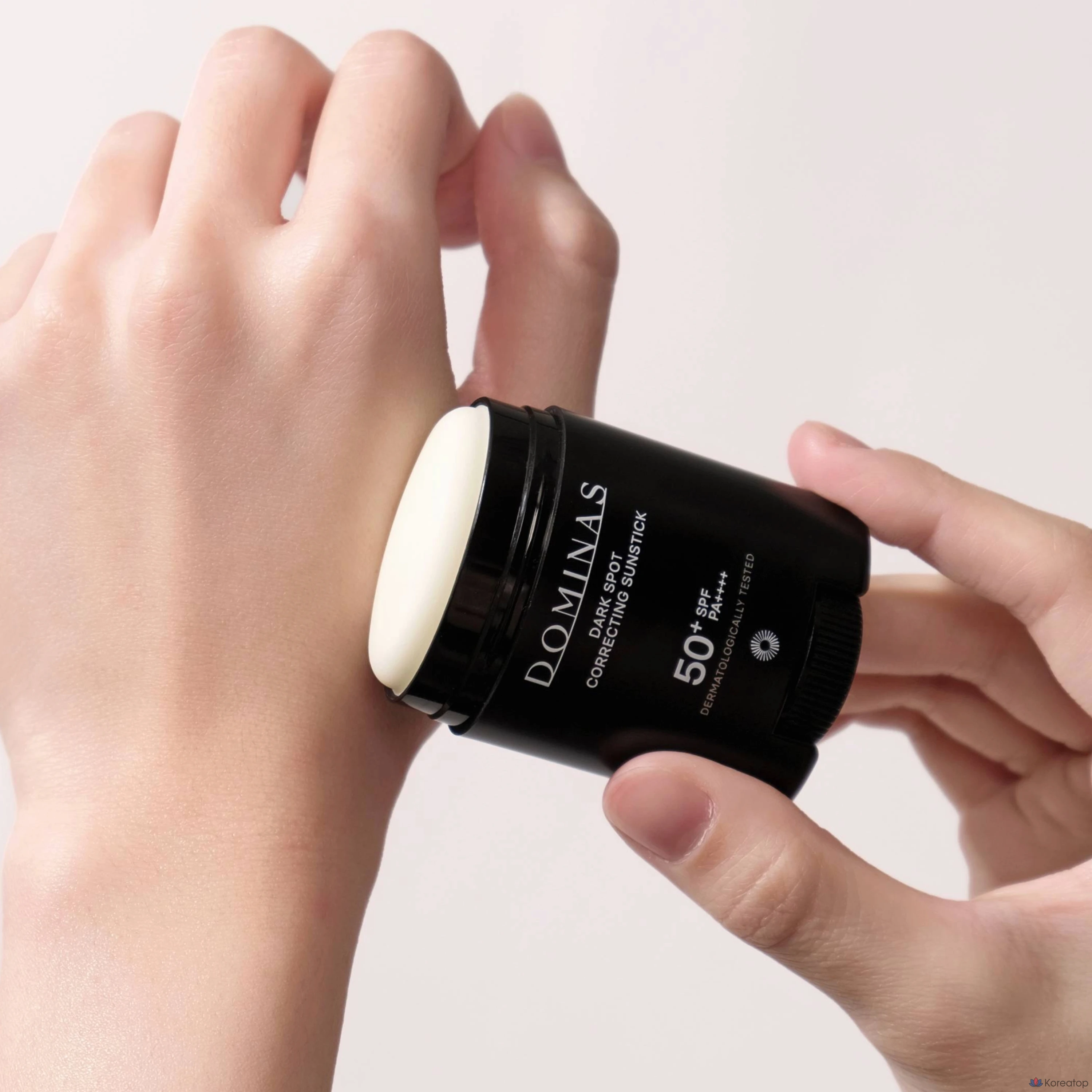 Солнцезащитный стик Dominas для коррекции темных пятен SPF50+ PA++++, 14 г, 1 шт.
