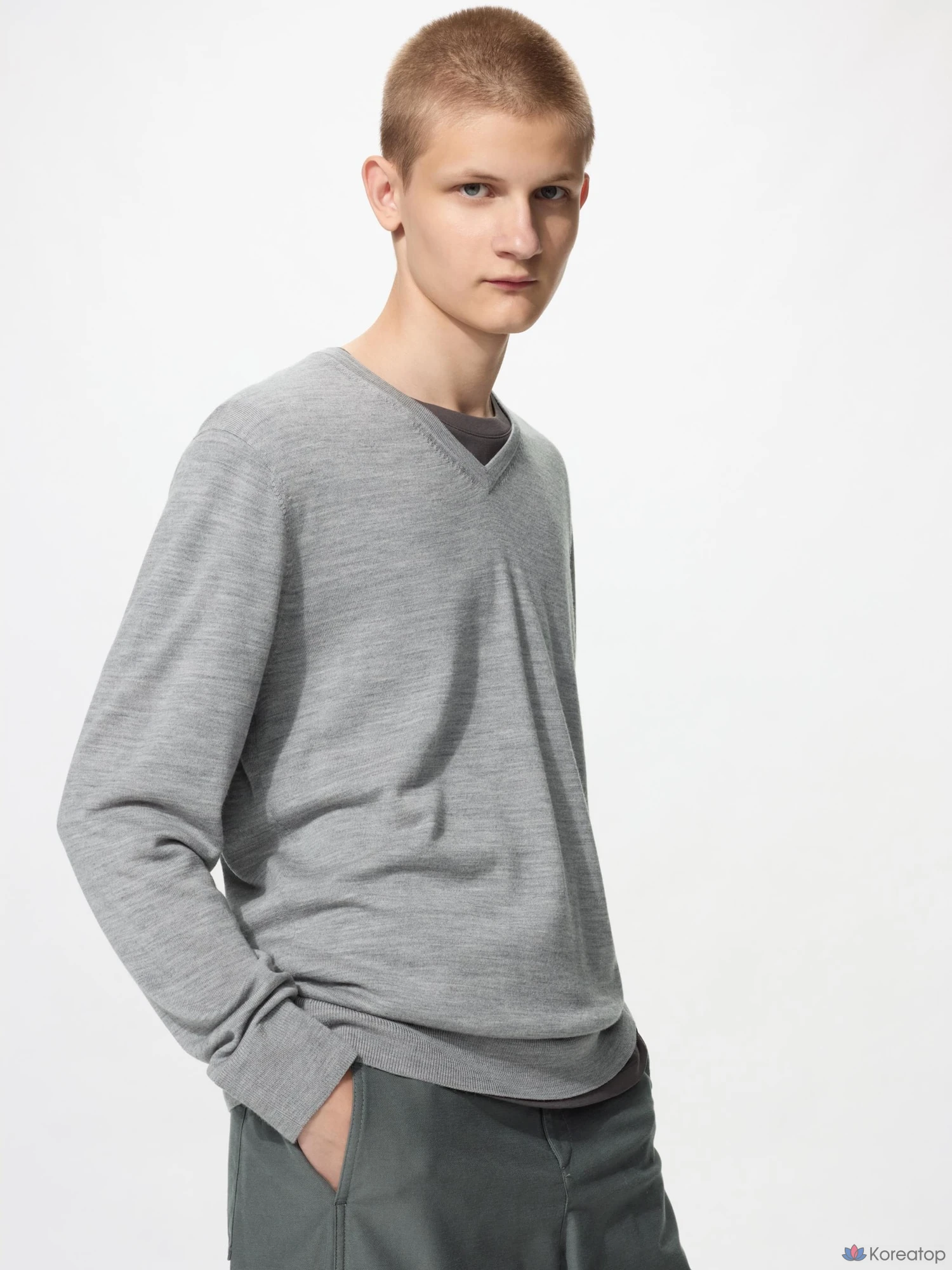 Свитер Uniqlo Merino V-Neck Sweater