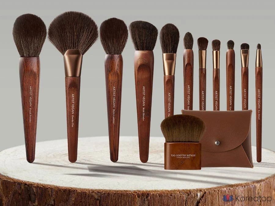 Набор Too cool for school Artist Vegan Pocket Powder Brush + Pouch Set, 1 шт., разные цвета.