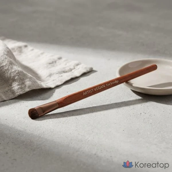 Кисть для растушевки теней Too Cool For School Art Class Vegan Eye Smudge Brush, 1 шт.