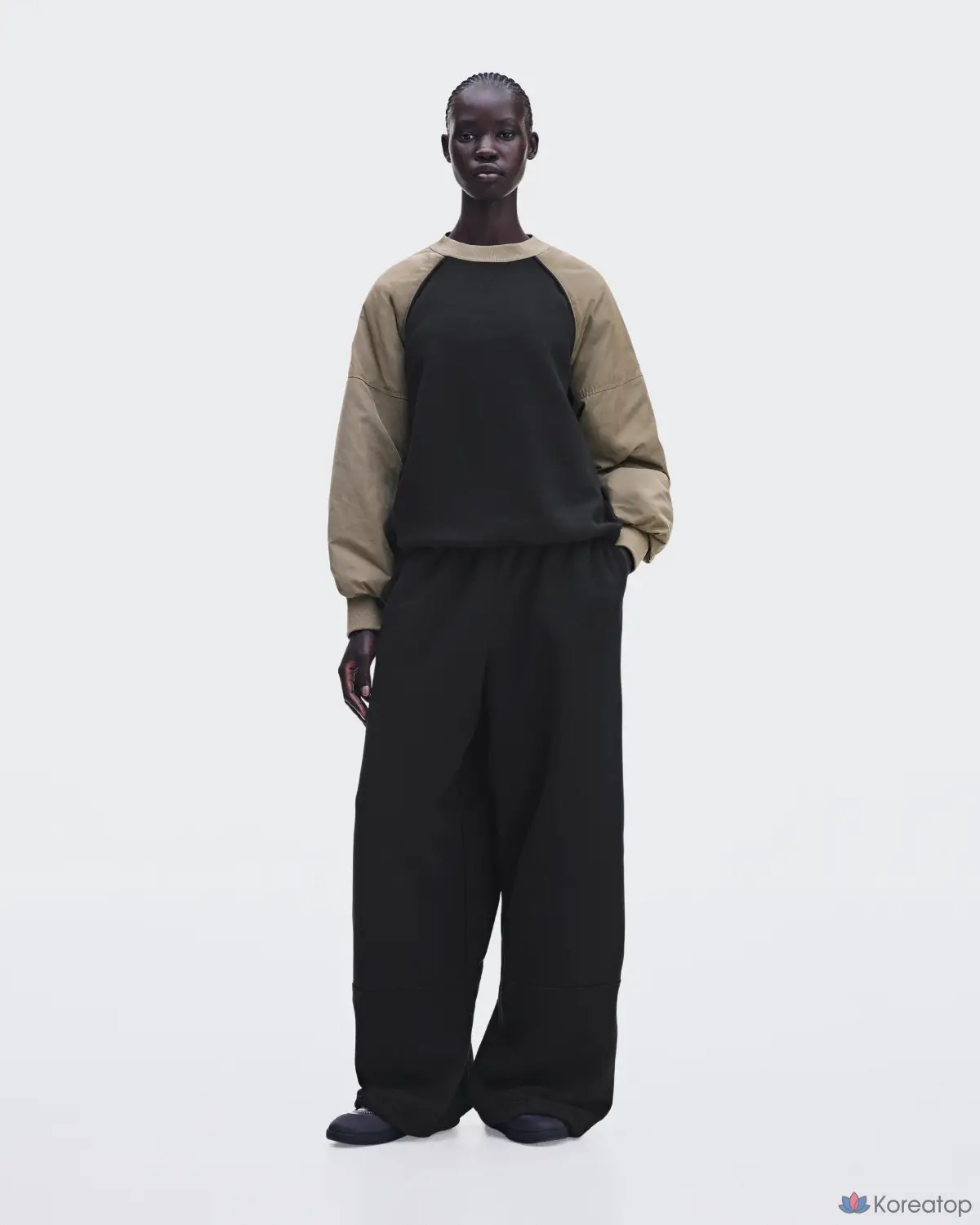 Свитшот ON Oversized Crewneck