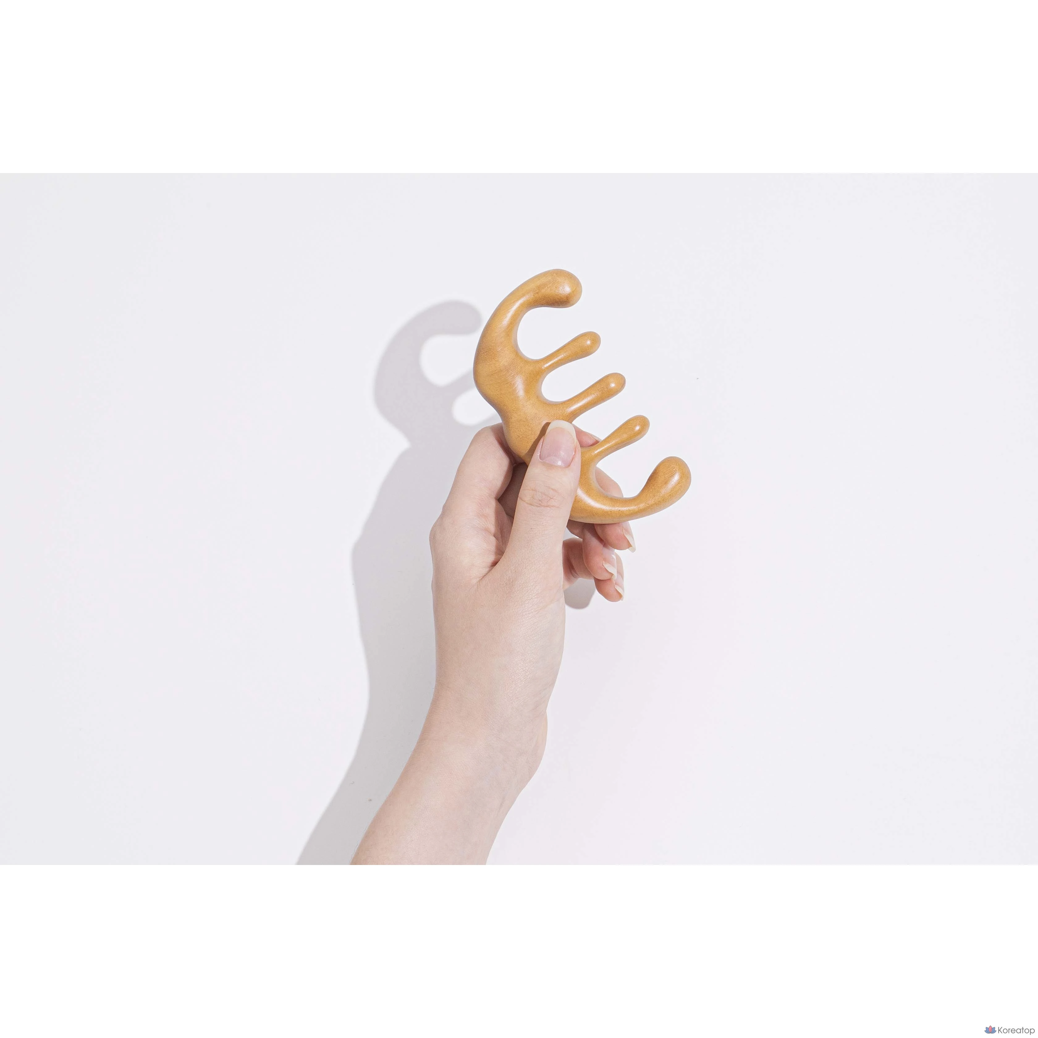 Массажер для кожи головы Benton Gua Sha, 1 шт.