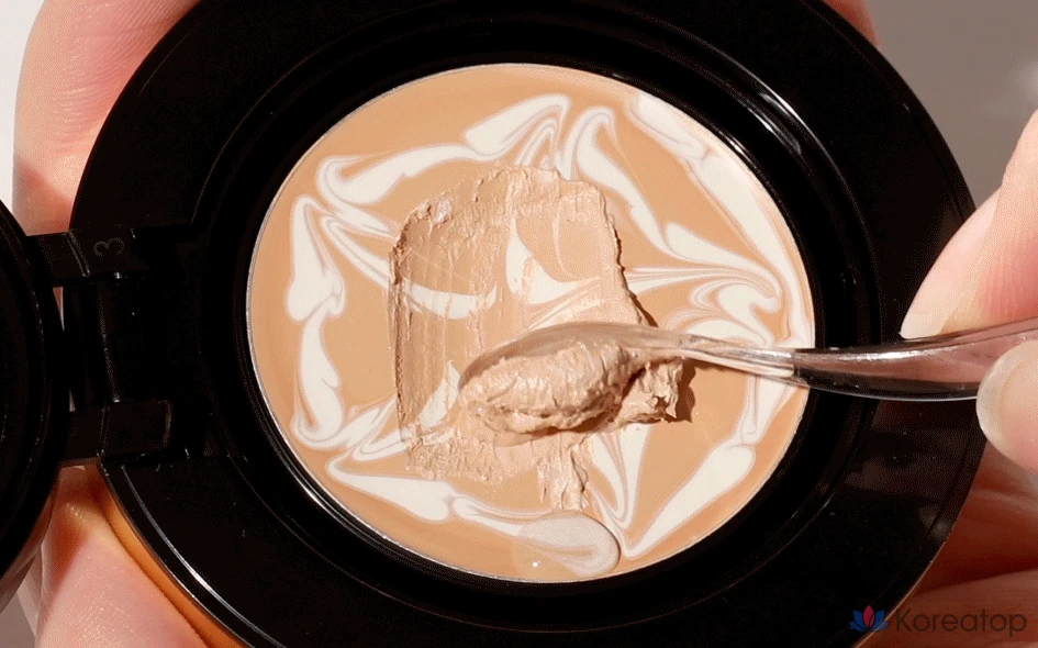 Тональный кушон VT Cosmetics Essence Skin Gold Glow Foundation Pact, оттенок 21 Beige, 12 г, 1 шт.