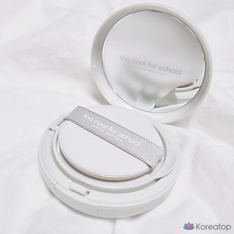 Тональный крем-кушон Too cool for school Art Class Fixing Cover Cushion (12 г основного продукта + 2 сменных блока) SPF 45+/PA++ Коррекция тона кожи, придание сияния, осветление, защита от УФ-излучения, защита от веснушек, успокаивающий и укрепляющий эффект, 1 шт.