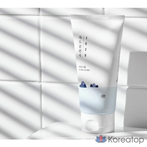 Очищающая пенка для умывания с морской водой Round Wrap 1025 Dokdo Cleanser, 150 мл