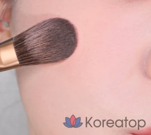 Кисть для макияжа лица Too Cool For School Artist Vegan Face Point Brush, разные цвета, 1 шт.