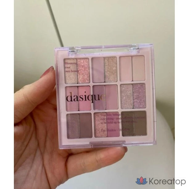 Палитра теней для век Dasique, 34 цвета, 26 оттенков Golden Flower, 1 шт.