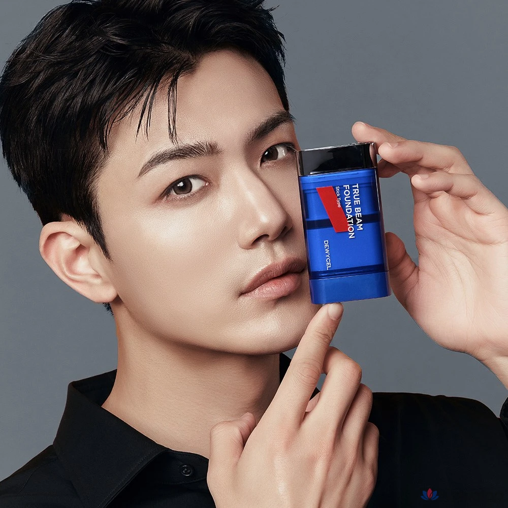 Тональный крем DEWYCEL Homme True Beam Stick & Brush Foundation SPF50+ PA++++, стойкость 24 часа, 1 шт., 12 мл
