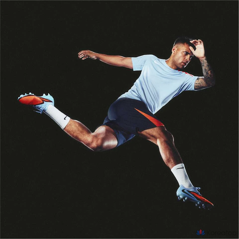 Бутсы Nike Phantom 6 Low Academy Multi Ground