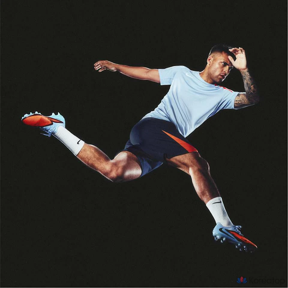 Футбольные бутсы Nike Phantom 6 Low Pro AG